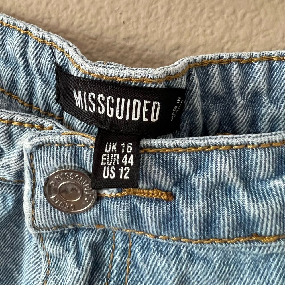 Missguided Distressed Jean Shorts - Picture 4 of 6